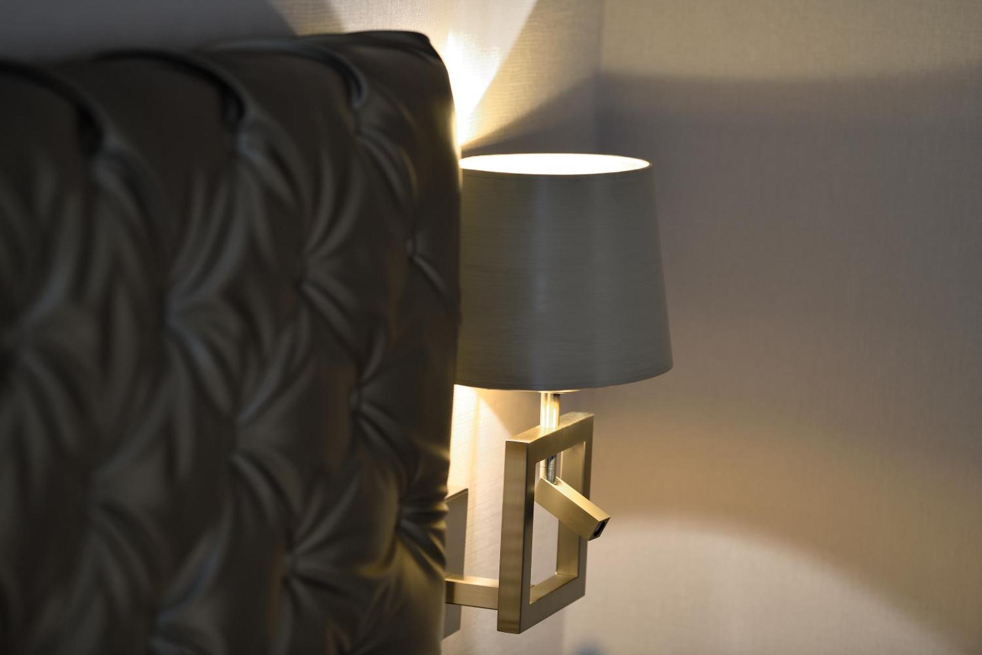 Kastens Hotel Luisenhof Hannover Luaran gambar A bedside lamp