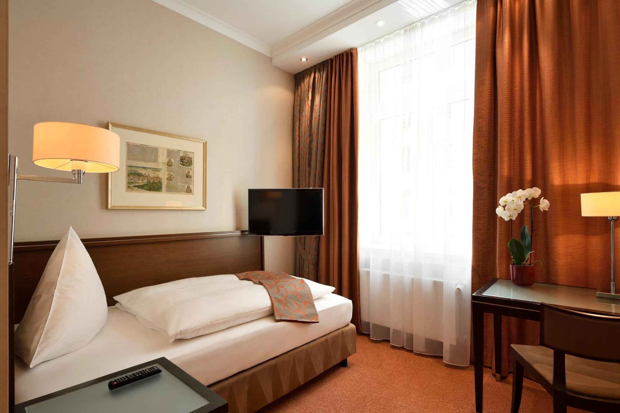 Kastens Hotel Luisenhof Hannover Luaran gambar A room at the Hotel de France