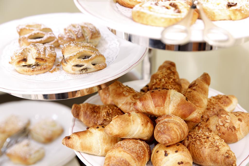 Kastens Hotel Luisenhof Hannover Luaran gambar Croissants and other pastries
