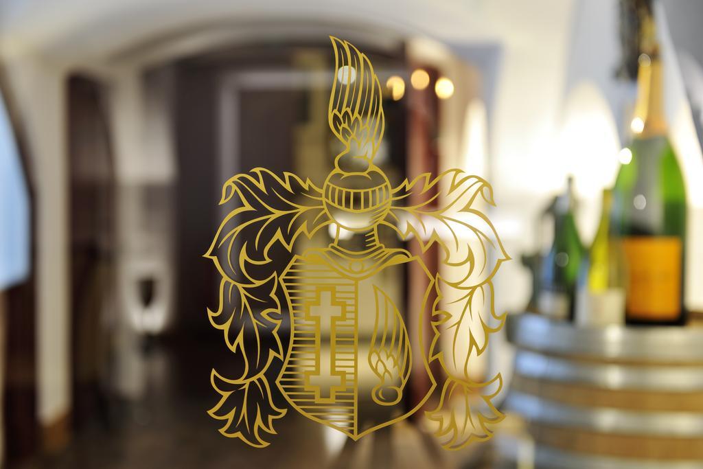 Kastens Hotel Luisenhof Hannover Luaran gambar Coat of arms of the University of Basel